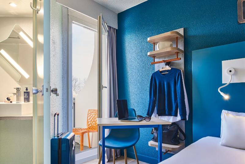 Standard Double Room image 3