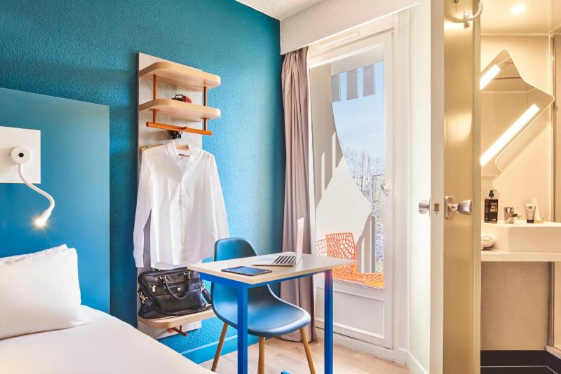 Standard Twin Room image 4