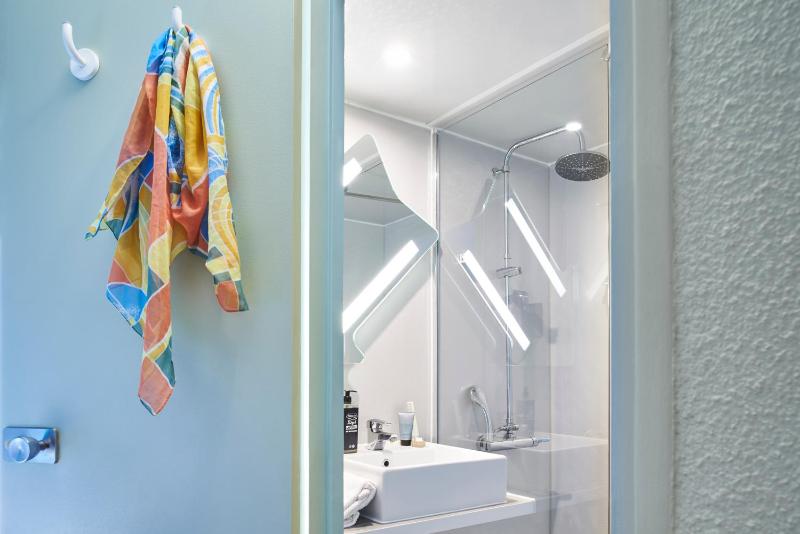 Standard Twin Room image 3