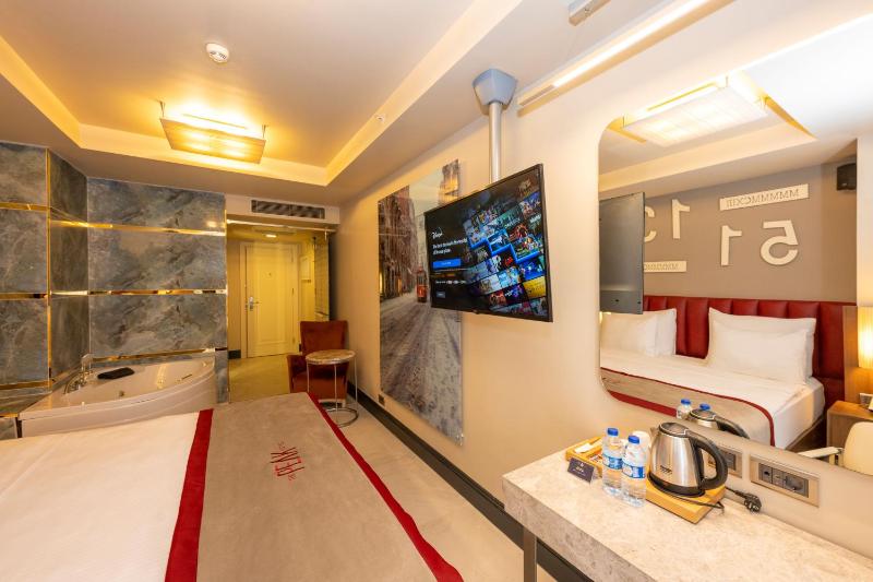 Deluxe Room Jetted Tub with Balcony image 1