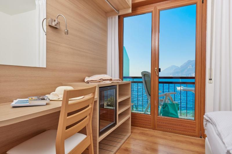 Double Room with Balcony and Lake View image 3