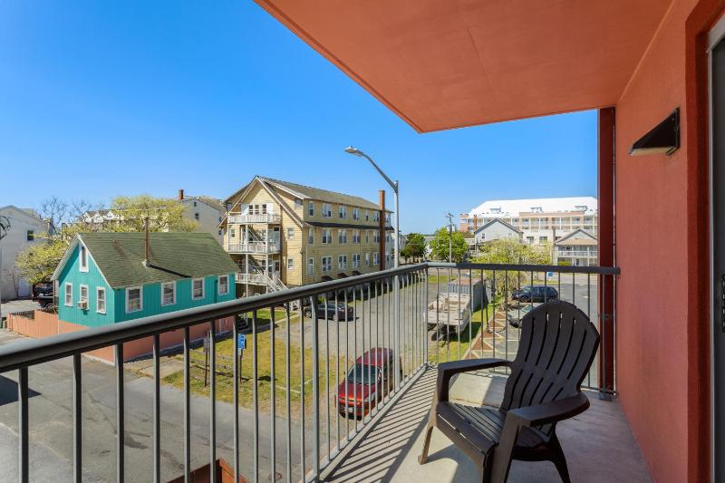 Standard Queen Room with Balcony and Side City view image 2