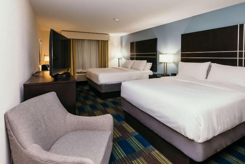 Queen Room with Two Queen Beds, Mobility Access and Bathtub with Grab Bars, Non-Smoking image 2