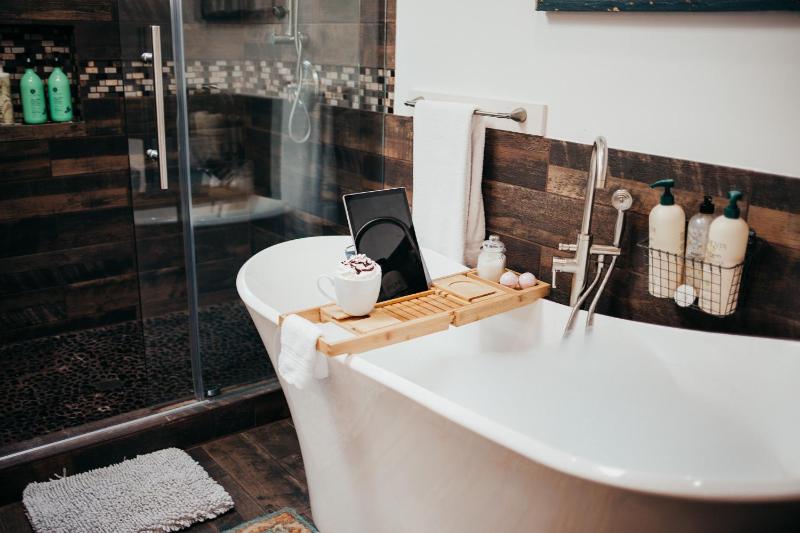Deluxe Suite with Spa Bath image 4