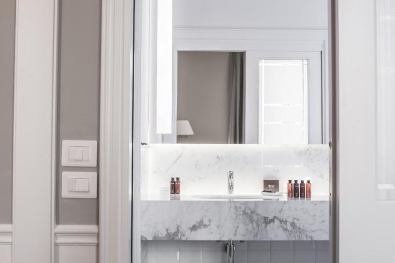 Junior Suite with Spa Access image 4