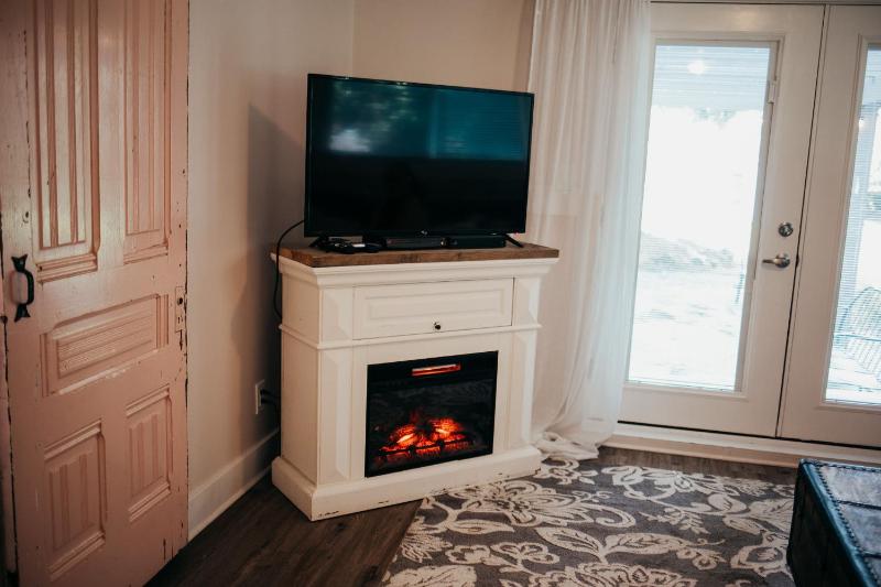 Deluxe King Suite image 3