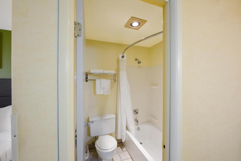 King Room - Non-Smoking image 3