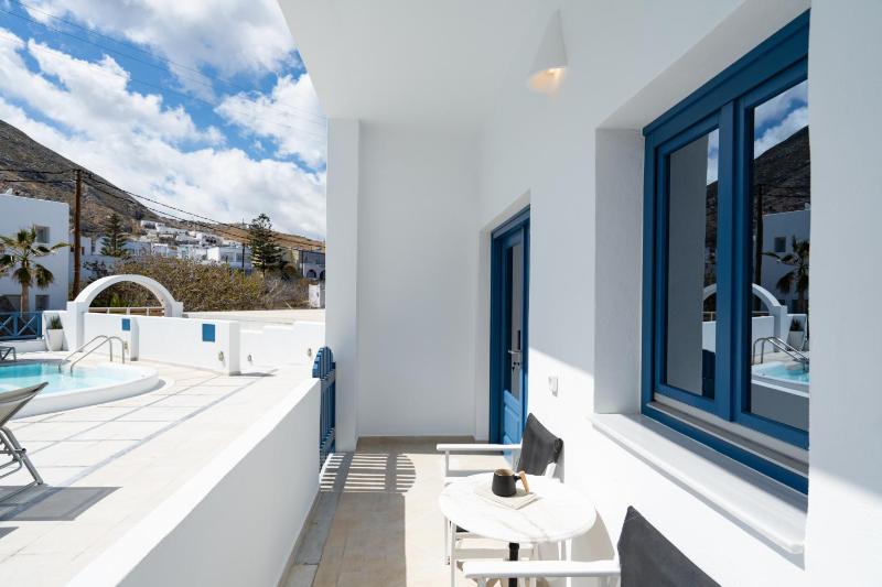 Superior Double Room by the Pool  image 3