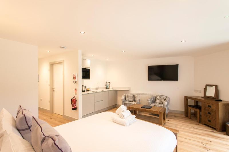 Superior King Room image 3