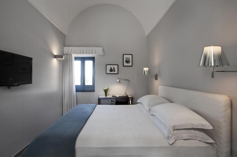 Classic Double Room image 4