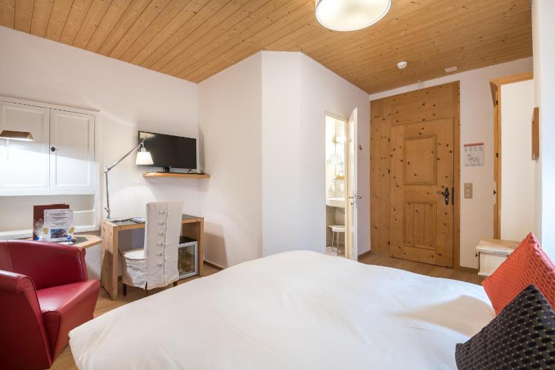 Single Room with Mountain View image 3