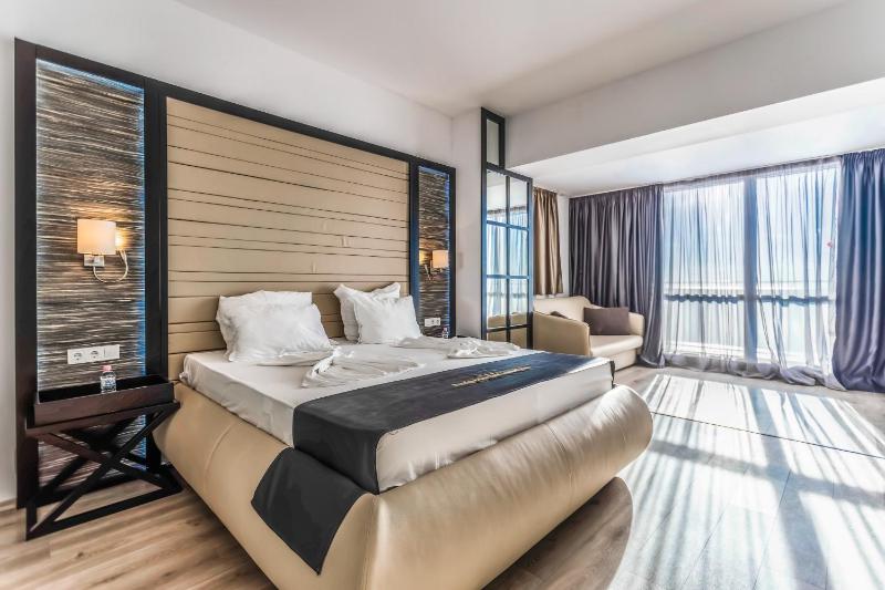 Premium Room with Balcony - Free Aquapark Access image 1