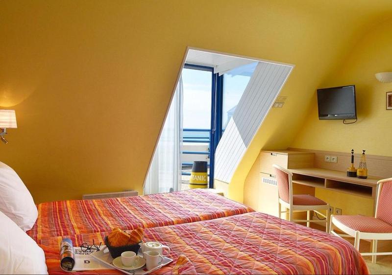 Twin Room with Sea View image 4