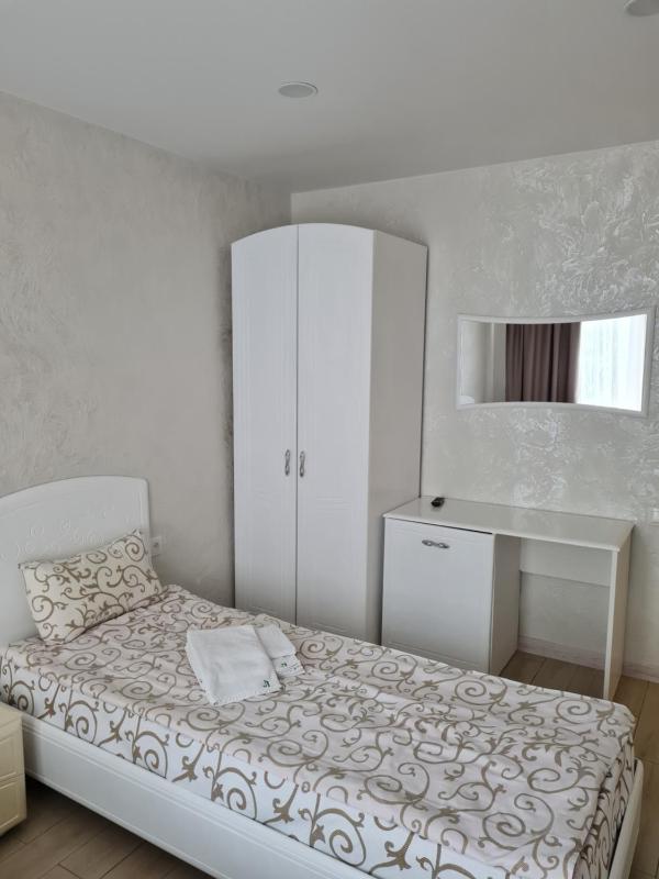 Economy Twin Room image 3