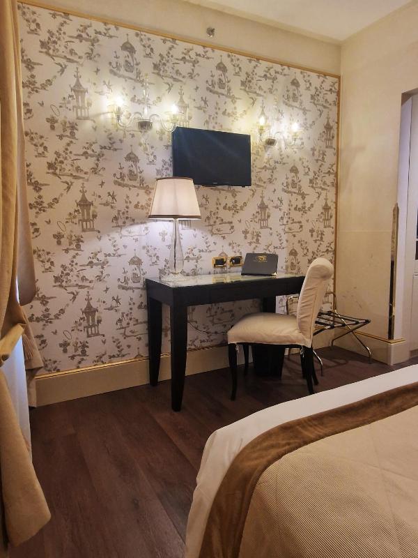 Classic Double Room image 3