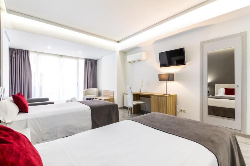 Double Room with Extra Bed image 4