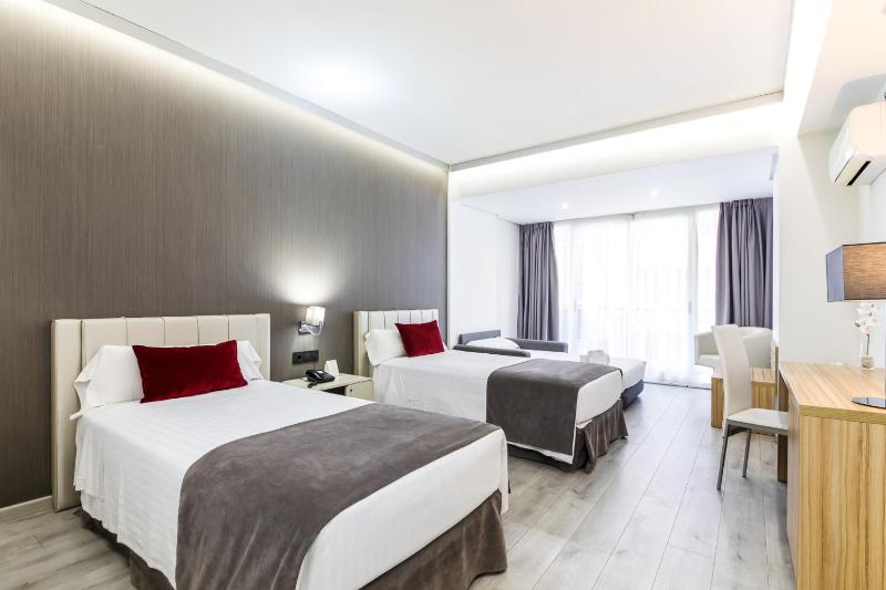 Double Room with Extra Bed image 1