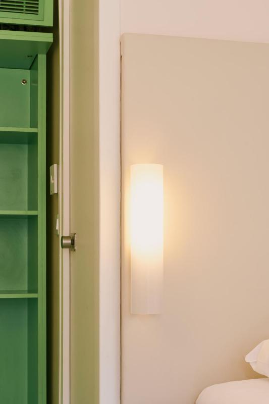 Pop Room with a double bed image 1