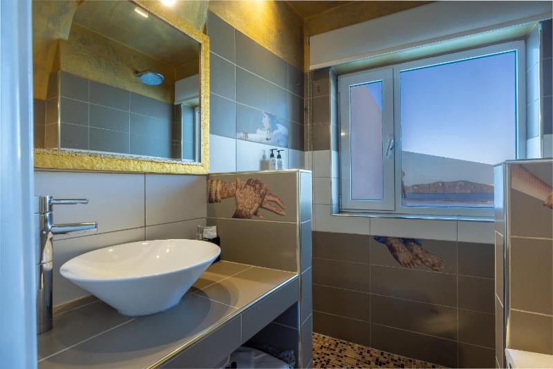 Phoebe Suite with Hot Tub and Caldera View image 4