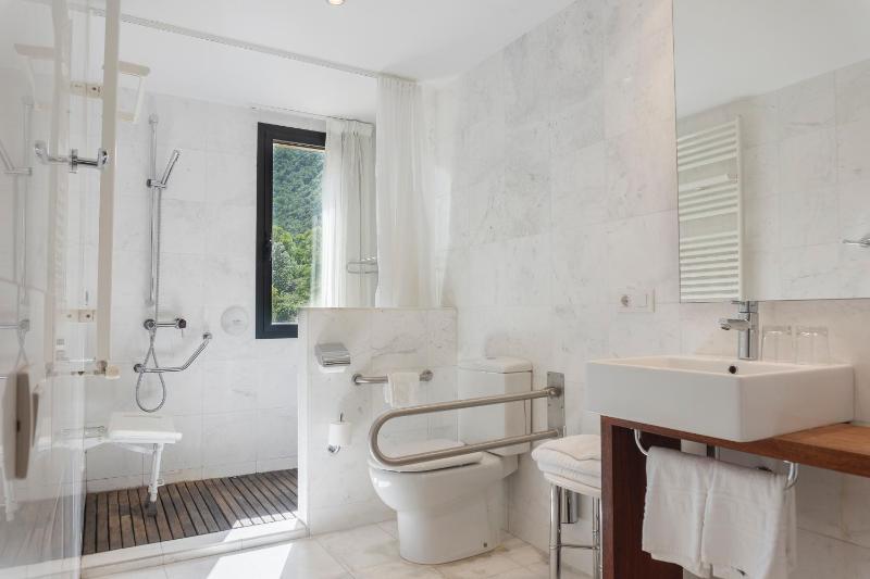 Deluxe King Room image 3