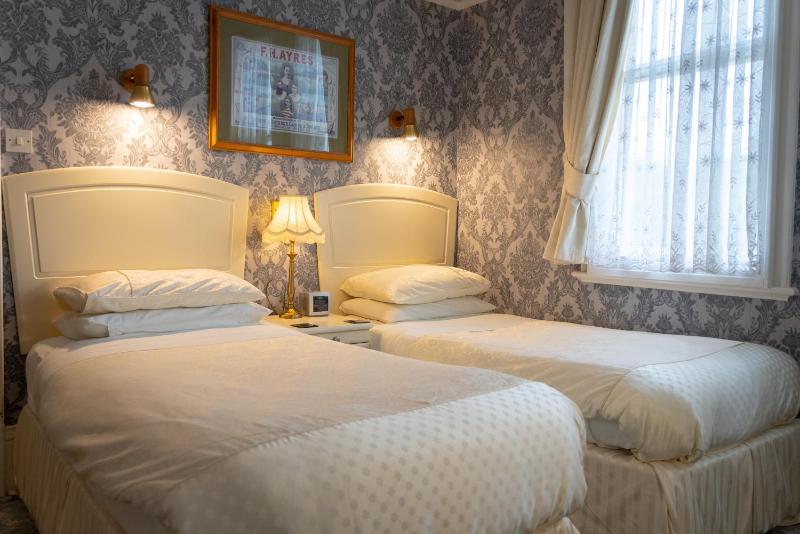 Standard Twin Room image 1