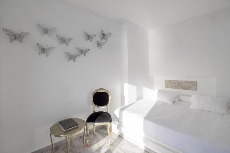 Galatea Suite with Hot Tub and Caldera View image 4