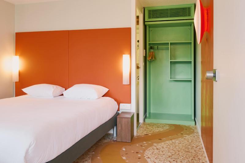 Pop Room with a double bed image 4