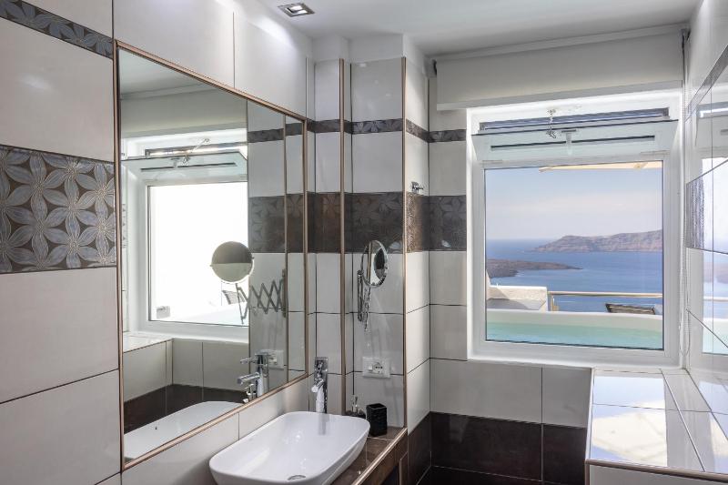 Venus Suite with Hot Tub and Caldera View image 4