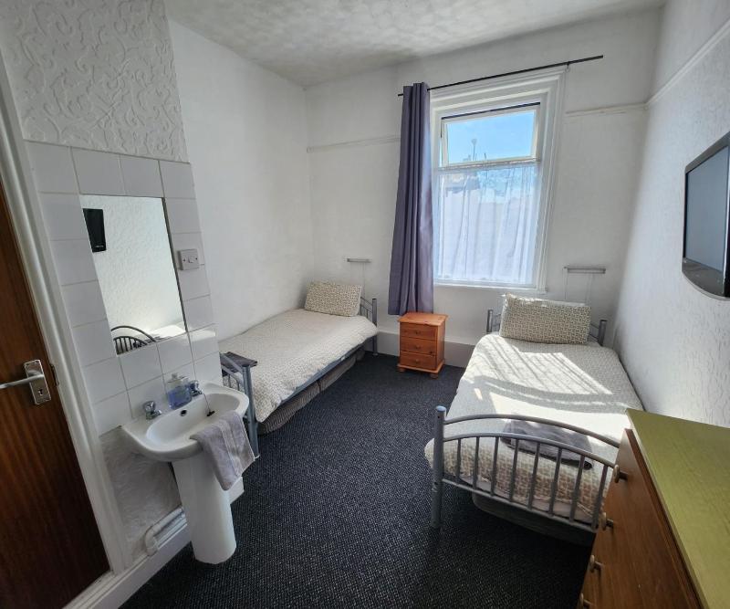 Twin Room image 3
