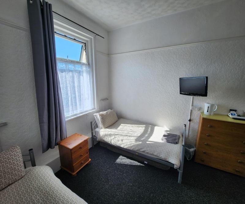 Twin Room image 4