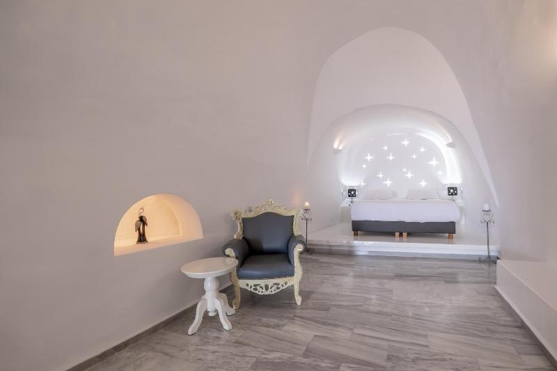 La Luna Suite with Hot Tub and Caldera View image 3