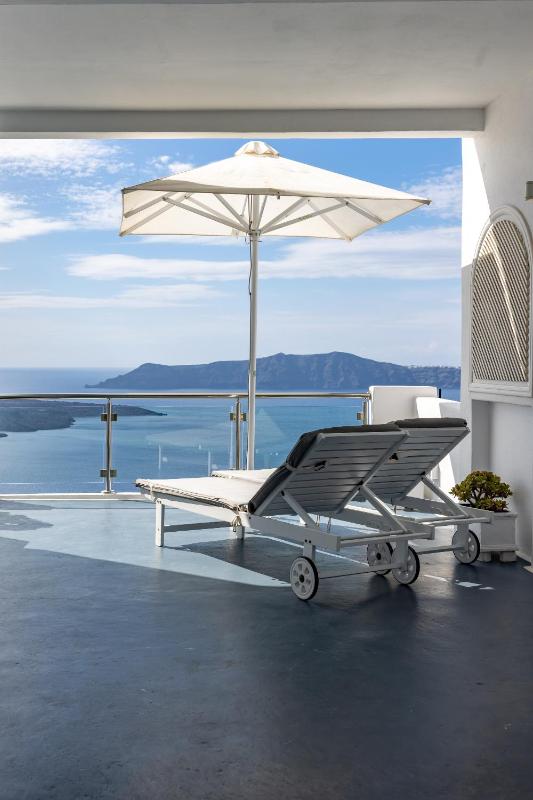 La Luna Suite with Hot Tub and Caldera View image 2