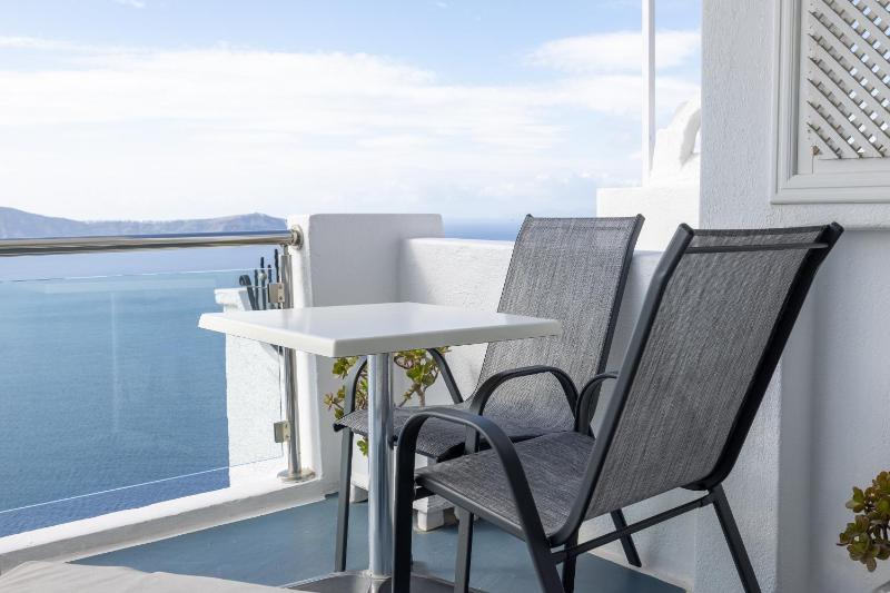 La Luna Suite with Hot Tub and Caldera View image 4