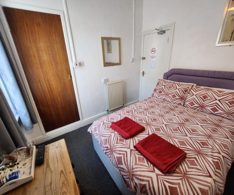 Small Double Room image 4