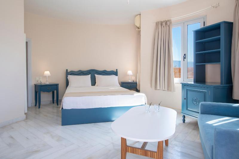 Classic Double Room with Side Sea View image 4
