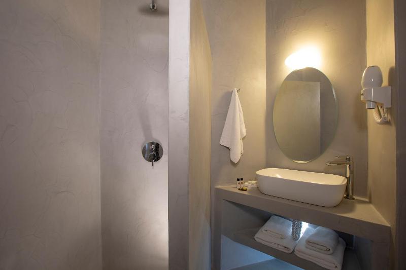 Classic Double Room with Side Sea View image 2