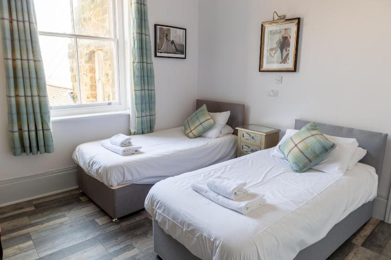 Twin - Ensuite image 1