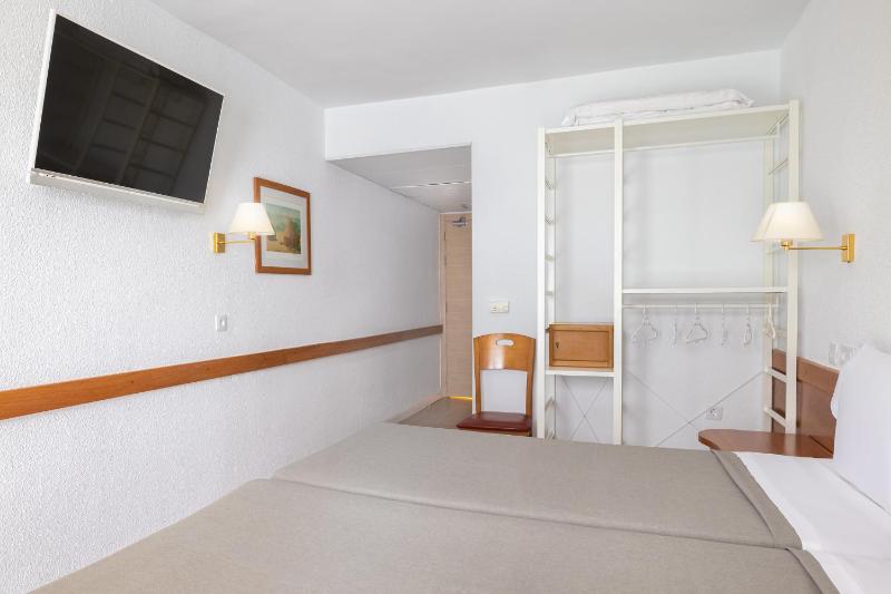 Twin Room image 3