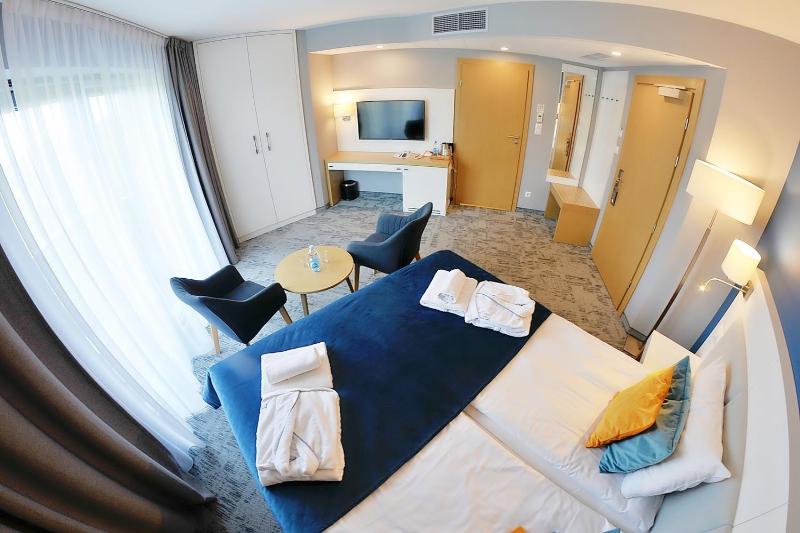 Deluxe Double Room with Balcony image 4