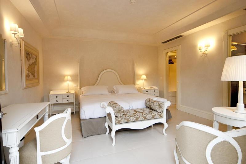 Deluxe Double or Twin Room image 3