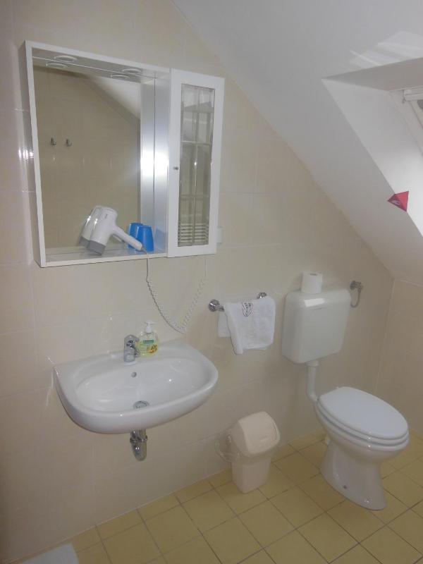 Triple Room with Bathroom image 2