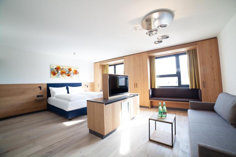 Double Suite with Sofa Bed and Bath Tub - Non-Smoking image 3
