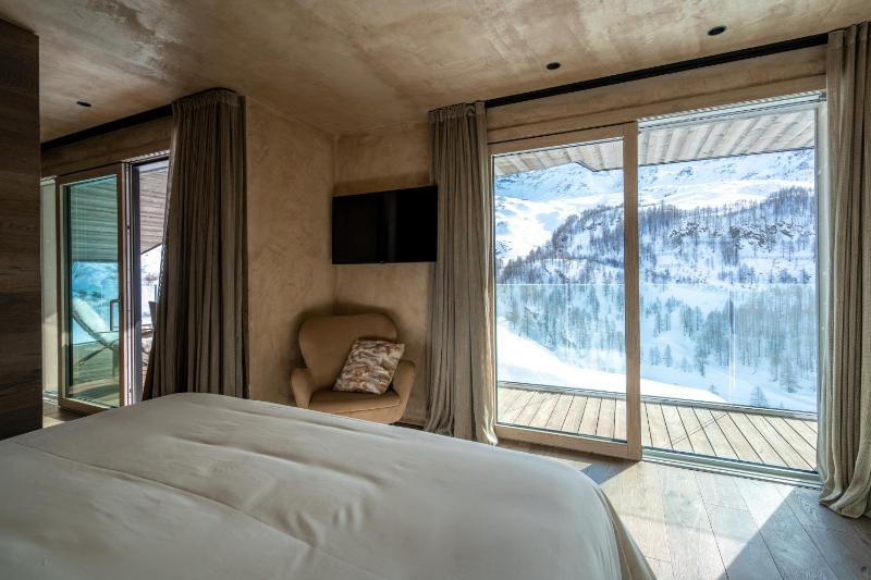 Suite with Hot Tub image 4
