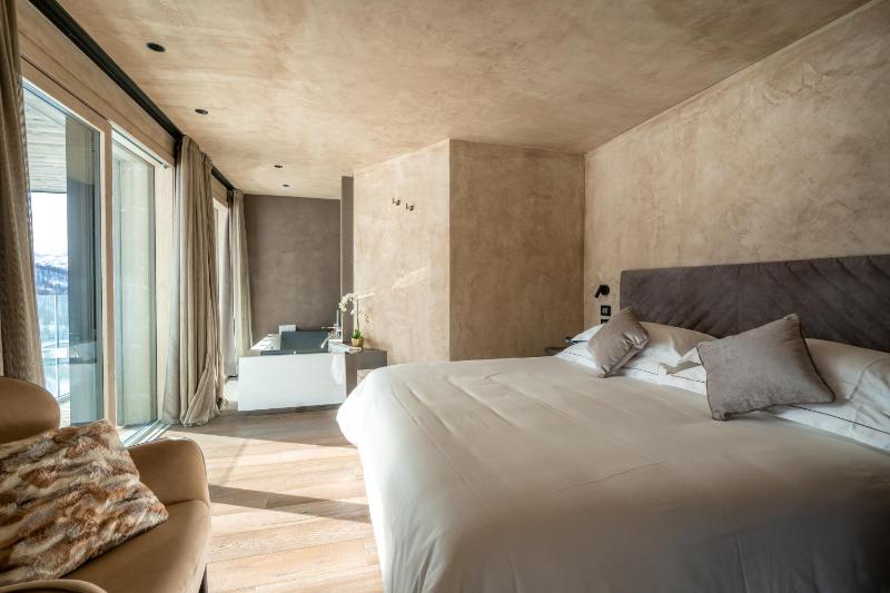 Suite with Hot Tub image 1