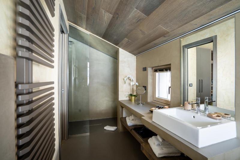 Suite with Hot Tub image 2
