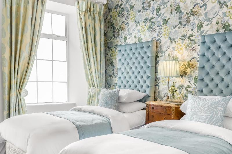 Twin Room image 4