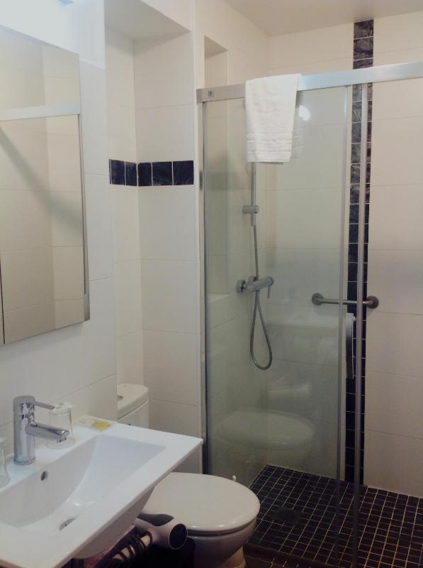 Standard Double Room image 3