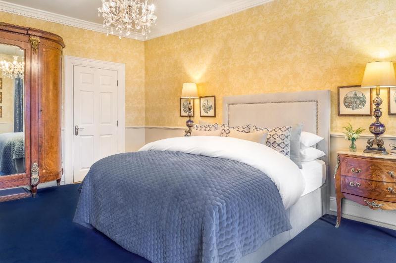 Deluxe Queen Room image 1