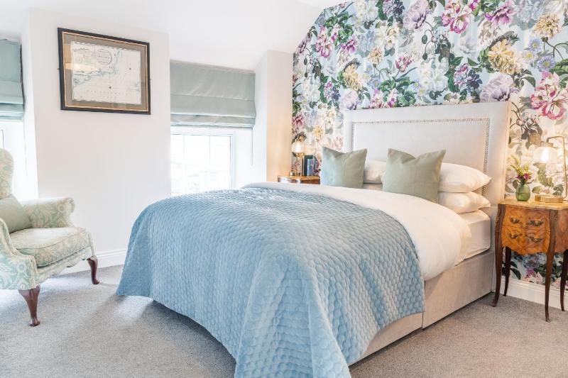 Queen Room image 2