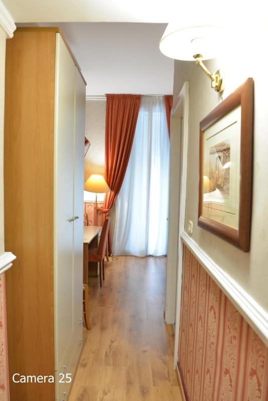 Double or Twin Room with Balcony image 4
